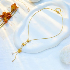 vue devant Collier papilion scintillant vol de 3 papillons et pendants