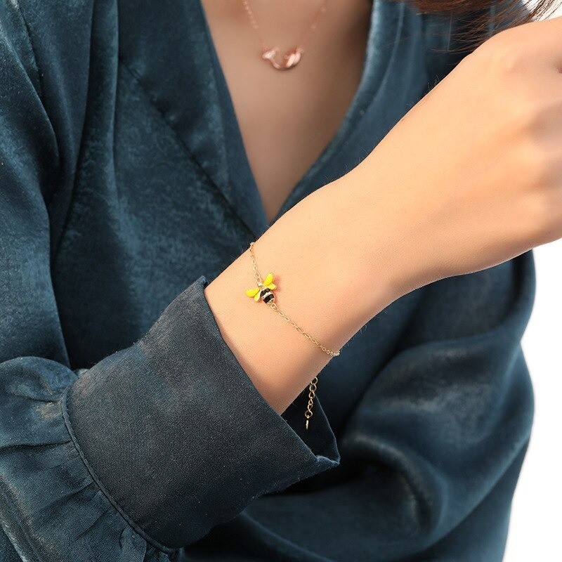Bracelet en argent Sterling S925 avec pendentif en forme de petite abeille porté au poignet