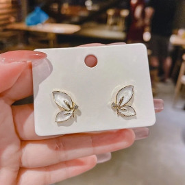 détails Boucles d'oreilles papillon blanc nacré