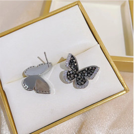 vue complète des boucles d'oreilles papillon noir et argent