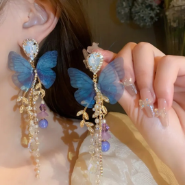 détails des Boucles d'oreilles papillon bleu et pendant de cristaux