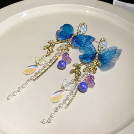 détails des Boucles d'oreilles papillon bleu et pendant de cristaux