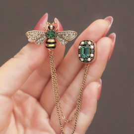 Vue Proche Broche Duo Abeille Royale et Joyau Émeraude - Élégance Vintage