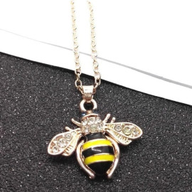 Vue détailée du Collier Pendentif Abeille Royale Strass