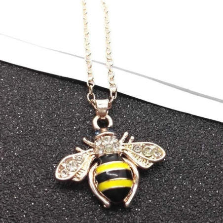 Vue détailée du Collier Pendentif Abeille Royale Strass