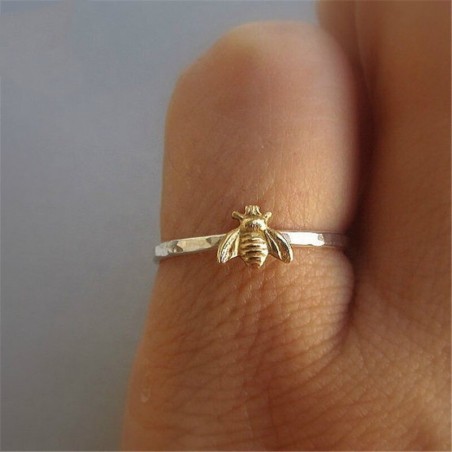 Magnifique petite bague en forme d'abeille