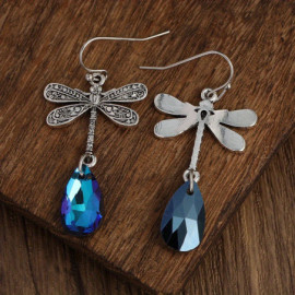 Vue détaillée des Boucles d'oreilles Pendantes Libéllule Vintage avec Pierre