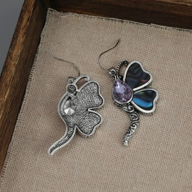 Vue détaillée des Boucles d'oreilles pendantes Libéllule en métal et Coquillage Ormeau Abalone