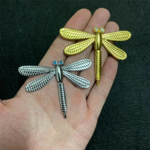 Vue face de l'Autocollant Libellules en Métal pour Voiture en 3D - 5.5 cm x 6.8 cm