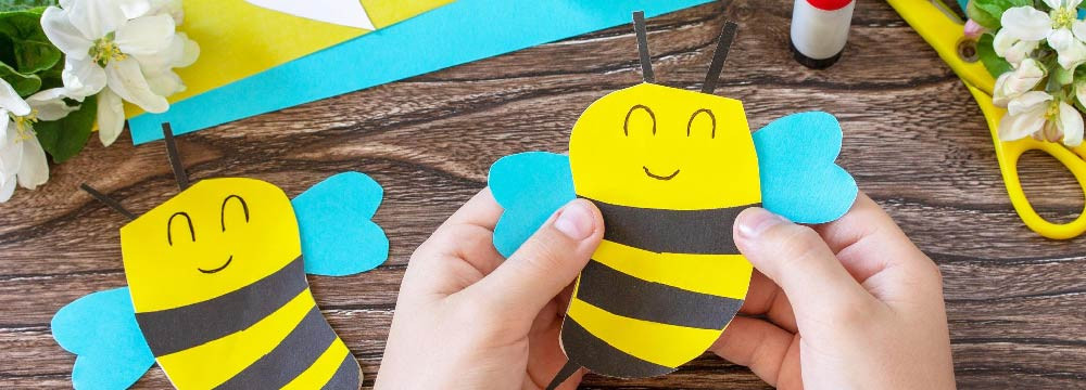 Scrapbooking ape, carte, timbri e adesivi